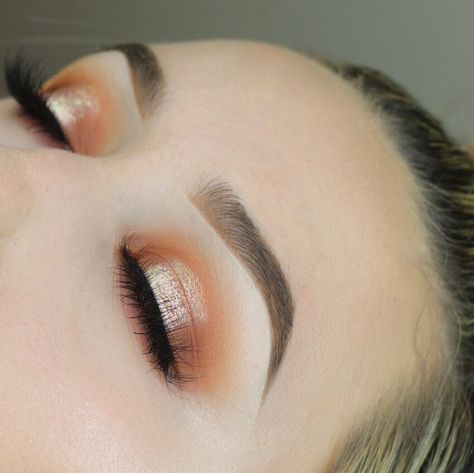 Peach Eyeshadow Looks, Glitter Eye Palette, Natural Makeup Tutorials, Makeup For Everyday, Best Gel Eyeliner, Doe Eye Makeup, Halo Eyes, Copper Eyeshadow, Makeup Looks And Products