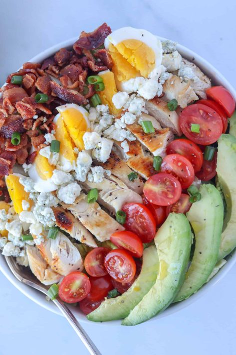 carbs in cobb salad Keto Cobb Salad, Salad Cobb, Hearty Salad Recipes, Salat Bowl, Cobb Salad Recipe, Low Carb Salad, Hearty Salads, Low Carb Vegetables, Keto Meal Prep