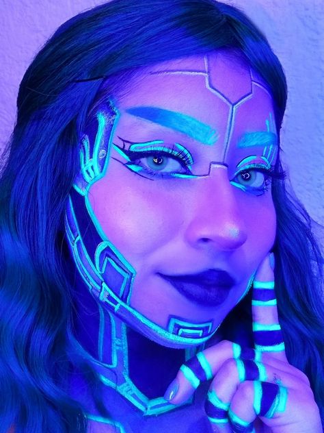 @aurilopez.mua Robot Makeup Cyborgs, Punk Face Paint, Cyberpunk Makeup Ideas, Scifi Makeup, Halloween Cyberpunk, Cyberpunk Diy, Robot Makeup, Cyberpunk Makeup, Alien Makeup