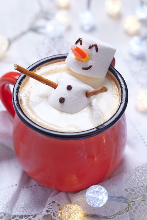 Snowman Hot Chocolate, How To Make Marshmallows, Marshmallow Snowman, Hot Cocoa Recipe, Hot Chocolate Marshmallows, Kitchen Fun, Chocolate Caliente, Christmas Brunch, Hot Chocolate Bars