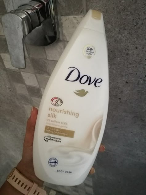 Dove Body Care, Dove Shower Gel, Self Maintenance, Pretty Products, Dove Body Wash, Body And Skin Care, Simple Skincare Routine, Hygiene Care, Bath And Body Works Perfume