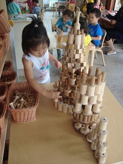 Beautiful use of loose parts featured in this post by Extraordinary Classroom! #reggioinspired #looseparts Reggio Emilia Classroom, Blocks Preschool, Reggio Inspired Classrooms, Reggio Emilia Inspired, Reggio Classroom, Block Center, Block Area, Block Play, Reggio Inspired