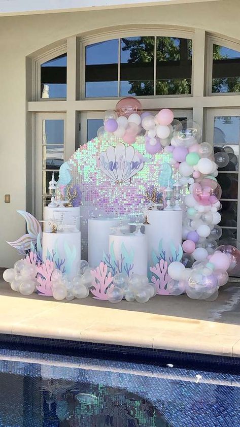 Mermaid Birthday Party Ideas, Ariel Birthday Party, Ocean Birthday Party, Deco Ballon, Mermaid Birthday Party Decorations, Mermaid Theme Birthday Party, Mermaid Birthday Cakes, Ariel Birthday, Birthday Mermaid