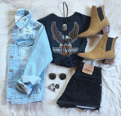 Harley Davidson Outfits Woman, Harley Davidson Outfits, Biker Chick Outfit, Chick Outfit, Harley Davidson Tee, Outfits Woman, Biker Chick, Distressed Denim Jacket, Vintage Harley Davidson