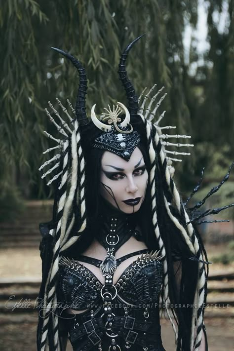 Gothic Hairstyle, Gothic Hairstyles, Unique Looks, Dark Queen, Viking Woman, Fantasy Costumes, Gothic Beauty, Evil Queen, Gothic Girls