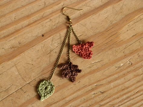 Autumn Leaf Earrings - free pattern Crochet Jewlery, Decorated Wreaths, Creeper Minecraft, Rings Ideas, Crochet Jewelry Patterns, Crochet Earrings Pattern, Pola Amigurumi, Easy Jewelry, Crochet Leaves