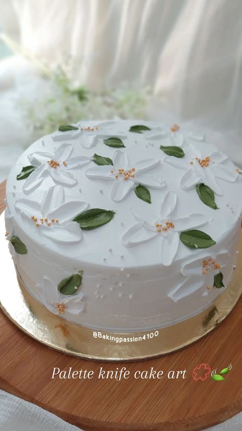 Decorated Cakes Simple, Palet Knife Cake Decorating, Pallete Knife Cakes, Palette Knife Cake Decorating, Pallet Knife Cake Decorating, Palette Knife Cake, Minimalistic Cake, Cakes Princess, Diy Cakes