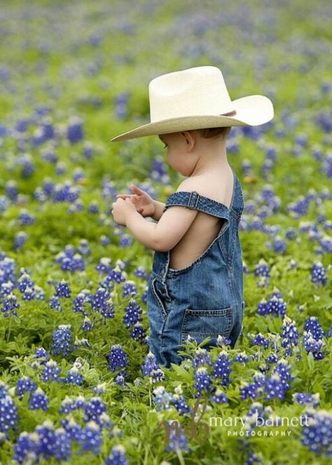 A Field Of Flowers, Country Kids, Little Cowboy, Field Of Flowers, Foto Baby, Blue Bonnets, Jolie Photo, Cowboy Hat, Little People