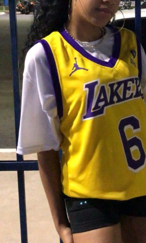 Laker Jersey Outfit Woman, Lakers Shirt Outfit Women, Lakers Shirt Outfit, Lakers Outfit Women Style, Laker Outfit Women Style, Lakers Aesthetic, Basketball Jersey Outfit Women, Basketball Shirt Outfit, Nba Jersey Outfit