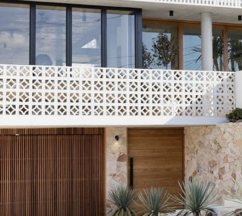 Breeze Block Wall, Breeze Blocks, Beach House Exterior, Outdoor Kitchen Island, Lan Can, Balcony Railing, Beach House Design, Wall Garden, Railing Design