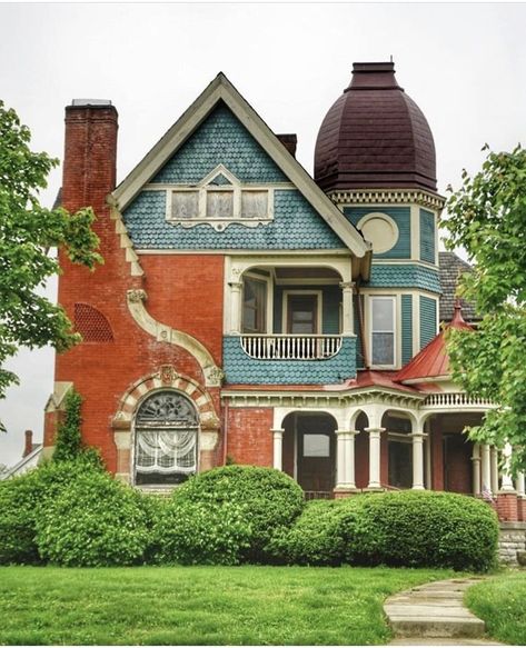 Interesting Houses Exterior, Artsy House Exterior, Funky Houses Exterior, Artsy Houses Exterior, Eclectic Exterior House, Quirky House Exterior, Interesting House Exterior, Retro Home Exterior, Funky House Exterior