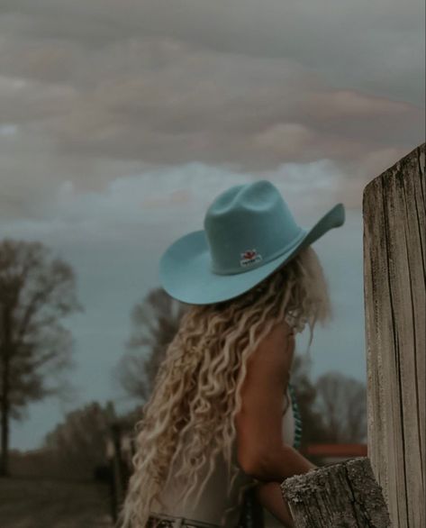 Cowgirl Poses Photo Shoots, Western Photo Shoot, Creative Cowgirl Photoshoot, Blonde Hair Cowgirl Aesthetic, Western Photoshoot Ideas, Bartender Outfit, Cowgirl Photography, Cowgirl Photoshoot, Bouidor Cowboy Hat