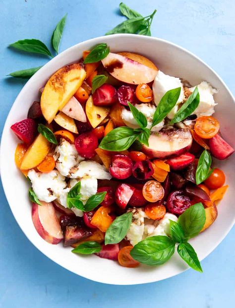 Fruit Caprese Salad, Peaches And Strawberries, Salad With Peaches, Pear Pizza, Lentil Recipes Easy, Summertime Salads, Mozzarella Salad, Peach Salad, Caprese Chicken