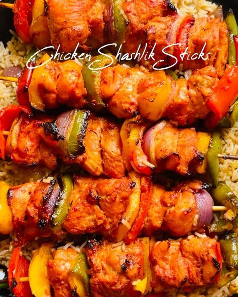 Chicken Shashlik Sticks Recipe https://resepmamiku.com/en/chicken-shashlik-sticks-bon_appetit_by_nadia Chicken Shashlik, Cajun Fries, Chicken On A Stick, Chicken Pieces, Refreshing Salad, Chicken Strips, Ziplock Bag, Boneless Chicken, Juicy Chicken