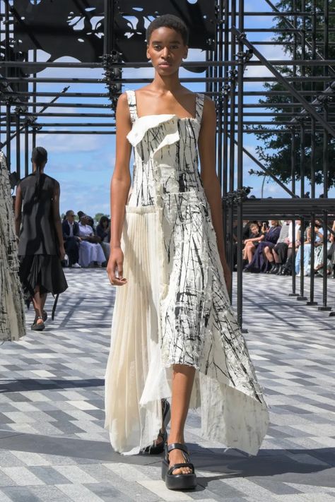 Jason Wu Spring 2025 Ready-to-Wear Runway, Fashion Show & Collection Review [PHOTOS] Runway Fashion Couture, Show Collection, Jason Wu, September 2024, Fashion Show Collection, Spring Dress, Spring Collection, Business Fashion, Couture Fashion