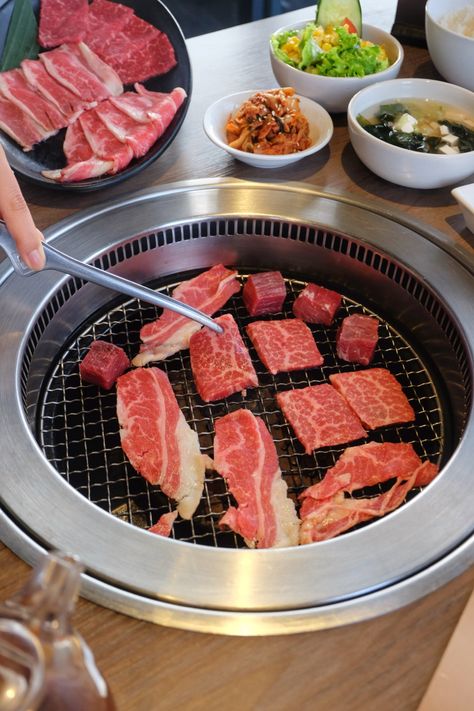 Korean Barbeque, Meat Grill, Korean Grill, Aesthetic Foods, Grilled Beef, Hot Pot, Korean Food, Junk Food, Aesthetic Food