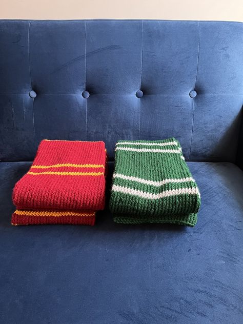 Slytherin Scarf, Hogwarts Gryffindor, Gryffindor Slytherin, Knit Scarf, Knitting Yarn, Keep Warm, Acrylic Yarn, Hogwarts, Ships