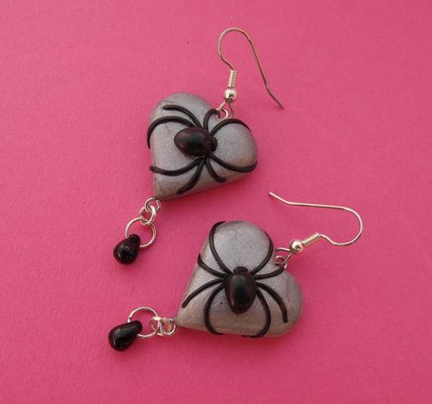 Black Widow - Spider Earring by MyOddities Spider Clay Earrings, Polymer Clay Spider Earrings, Polymer Clay Halloween Earrings, Polymer Clay Spider, Spider Earring, Polymer Clay Projects Diy, Halloween Clay Earrings, Clay Halloween, Polymer Clay Halloween