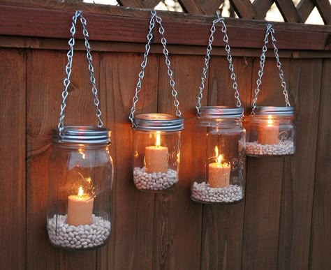 Hele leuke ideetjes! Garden Lighting Diy, Mason Jar Garden, Mason Jar Luminaries, Inspiring Outdoor Spaces, Mason Jar Lanterns, Hanging Mason Jars, Diy Lampe, Jar Lanterns, Garden Makeover