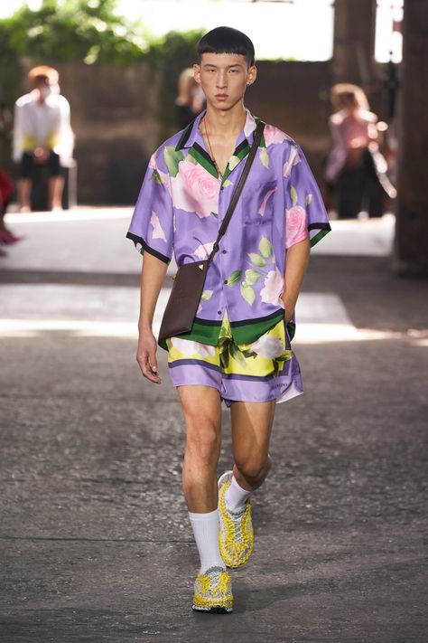 Valentino Spring 2021 Menswear Fashion Show | Vogue Valentino Menswear, Foxtrot, Summer Outfits Men, Fashion Show Collection, Mens Fashion Trends, Vogue Paris, Fashion Updates, Mens Street Style, Fashion Week Spring