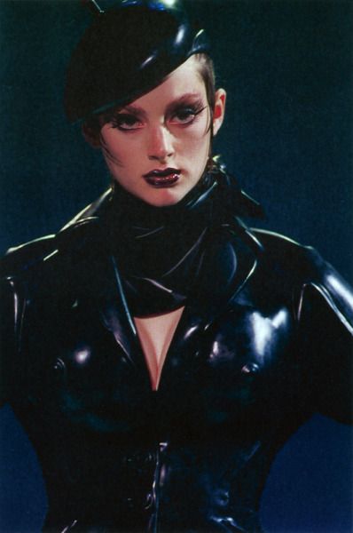 Mugler Makeup, Honor Fraser, Mugler 90s, Noir Fashion, Opera Length Gloves, 90s Makeup, High Fashion Runway, Neo Noir, Thierry Mugler