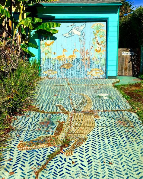 The arty garages of Berkeley, California – in pictures Yard Fences And Gates, Mural Art Interior, Backyard Murals, Garage Door Art, Front Yard Fences, Garage Door Mural, Ian Wood, Garage Door Paint, Exterior Murals