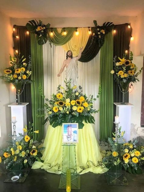 Altar Para La Virgen Ideas, Church Altar Decorations, Altar Design, Easter Flower Arrangements, Diy Wedding Backdrop, Backdrop Frame, Church Flower Arrangements, Flower Arrangements Simple