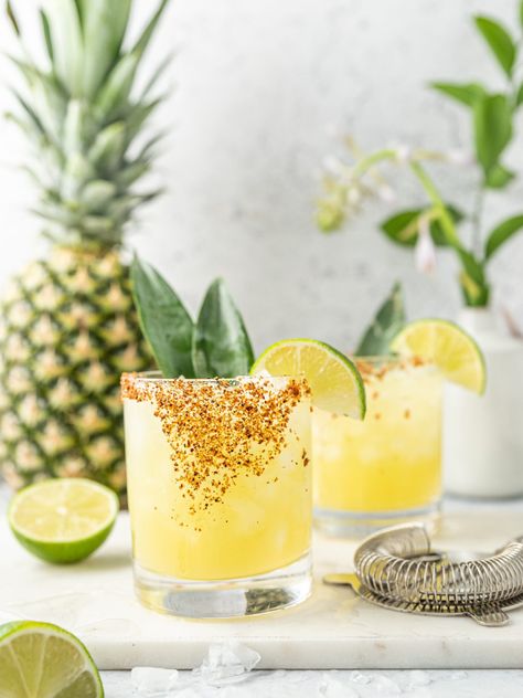 Pineapple Margarita Recipe, Pineapple Margarita, Pineapple Drinks, Cocktail Mixer, Watermelon Margarita, Margarita Mix, Cocktail Photography, Mixed Drinks Alcohol, Gin Fizz