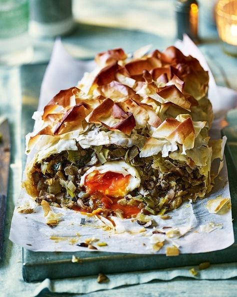 This impressive vegetarian pie is packed full of mushrooms, leeks, cheddar cheese and gooey, soft-boiled eggs making it a filling dinner party main. Vegetarian Pie Recipes, Dinner Party Mains, Filo Pie, Vegetarian Pie, Savoury Pie, Easter Pie, Savoury Tarts, Ottolenghi Recipes, Vegetarian Christmas