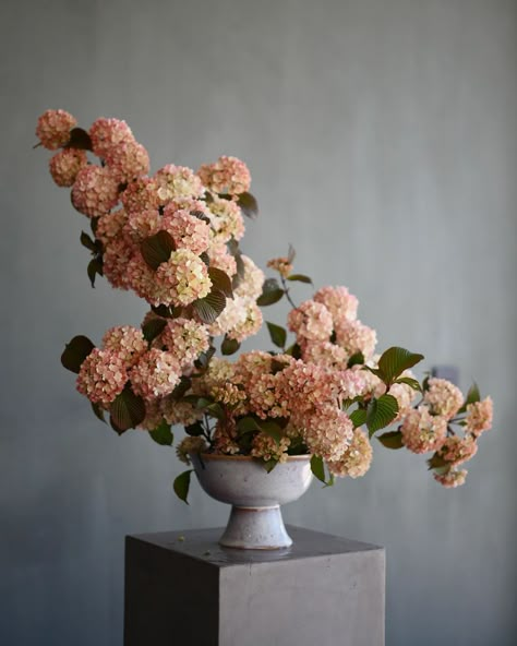 Prettiest Fall Floral Arrangements Fall Wedding Flower Inspiration, Color Theory Design, Urn Arrangements, Fall Floral Arrangements, Sense Of Purpose, Floral Arranging, Fall Wedding Flowers, Floral Centerpiece, Wedding Flower Inspiration