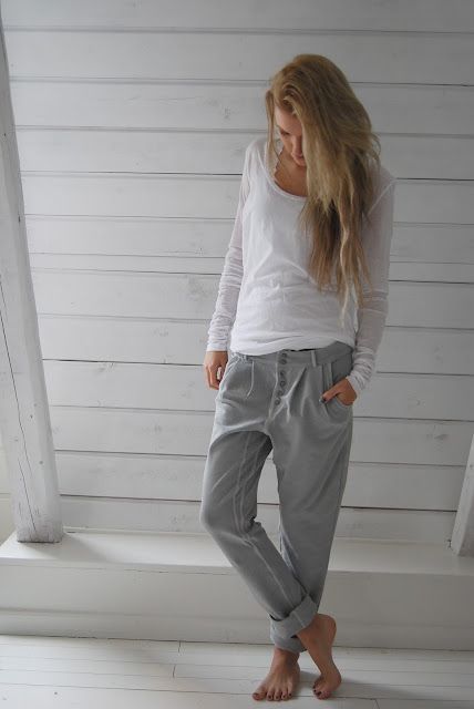 Who said comfy clothes always make you look like a slob Minimalisticky Chic, Mode Casual, Lazy Day Outfits, Outfit Combinations, Grey Pants, Mode Inspiration, Comfy Casual, Fashion Street, Outfits Casuales