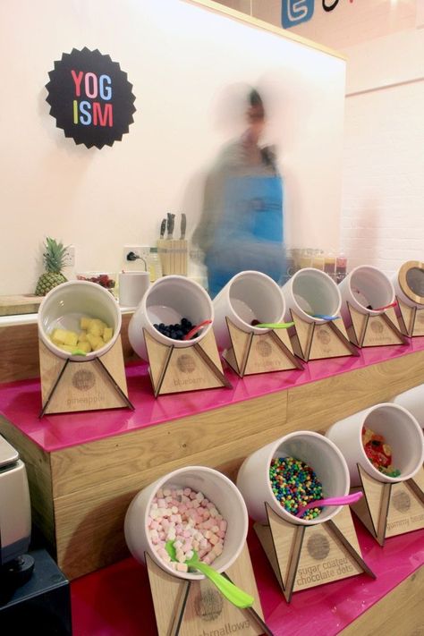 Frozen Yogurt Shop Design, Churreria Ideas, Shop Design Ideas, Food Carts, Frozen Yogurt Shop, Yogurt Shop, Cafe Ideas, Frozen Yoghurt, Milk Shakes