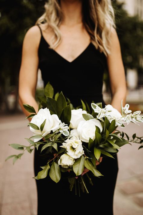 Bride Flower Bouquet Green, Black Bridesmaid Dresses Greenery Bouquet, Green Black And White Bouquet, Dark Green Bridesmaid Bouquet, Modern Wedding Flower Bouquet, Black White And Greenery Wedding Flowers, Wedding Black White Green, Black White Wedding Flowers, Wedding Bouquets Dark Green