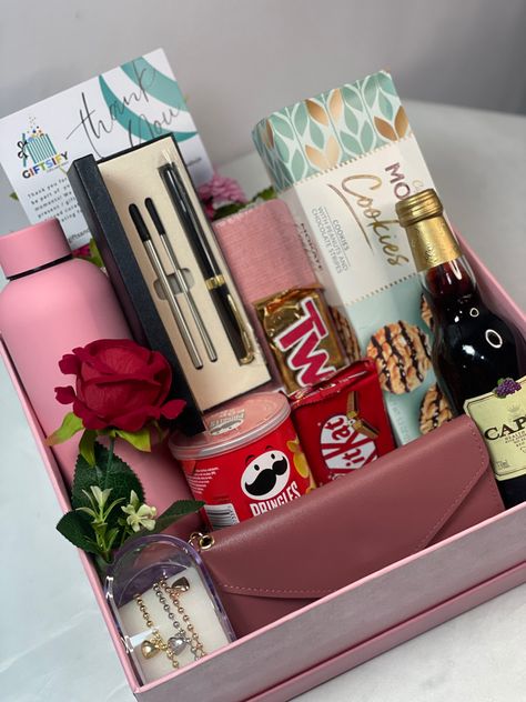 Ladies Gift Box Ideas, Gift Box Hamper Ideas, Female Gift Basket Ideas, Wedding Gift Hampers, Christmas Gift Hampers, Valentine's Day Gift Baskets, Diy Best Friend Gifts, Birthday Gifts For Boyfriend Diy, Diy Birthday Gifts For Friends