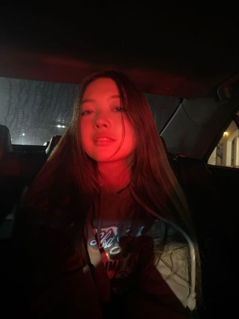 Red Light Pictures Aesthetic, Night Selfie Aesthetic, Red Light Selfie, Backseat Car Photoshoot, Red Light Photoshoot, Nighttime Photoshoot, Bday Pics, Combat Clothes, Vsco Pictures