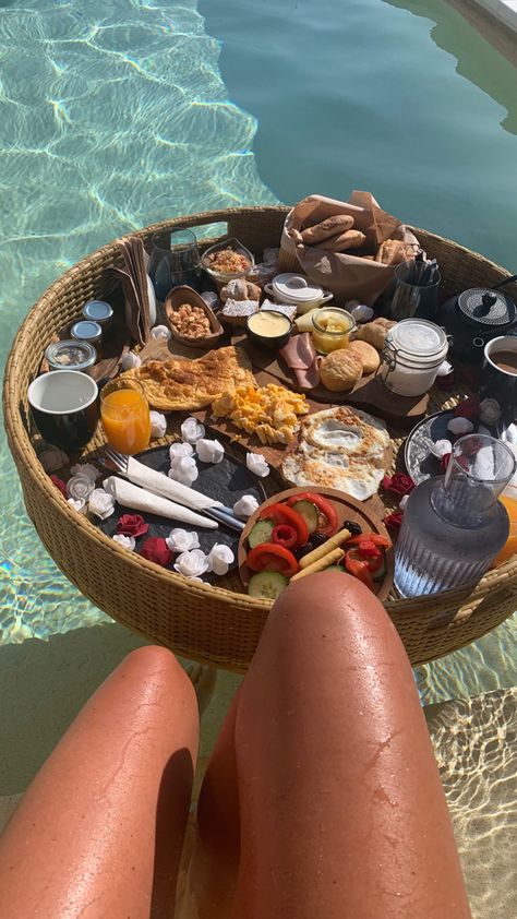 Floating Breakfast Aesthetic, Floating Breakfast Photoshoot, Mexico Resort Aesthetic, All Inclusive Resort Outfits, All Inclusive Resort Outfit Ideas, Pool Breakfast, Bonito Ms, Floating Breakfast, Breakfast On The Beach