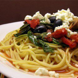 Quick and Easy Greek Spaghetti Greek Spaghetti, Salad Appetizer Cups, Spaghetti With Spinach, Vegetarian Spaghetti, Tomato Basil Pasta, Pasta Fatta In Casa, Spaghetti Recipe, Feta Pasta, Greek Dishes