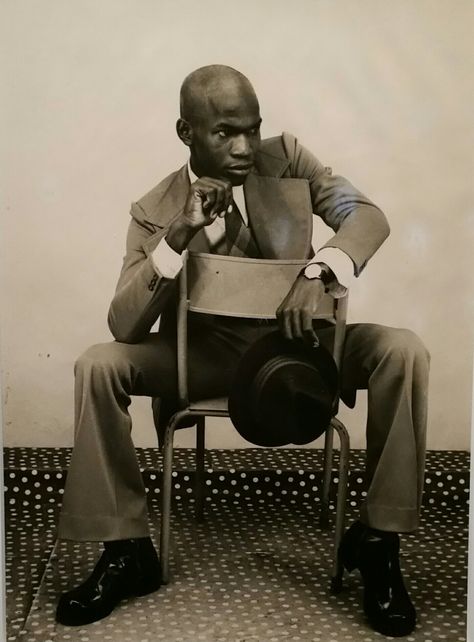 Photo Malick Sidibé Malick Sidibe, Malick Sidibé, Fashion Documentary, Black American Culture, Sitting Pose Reference, Fashion Documentaries, African Life, Sitting Poses, Poses Photography