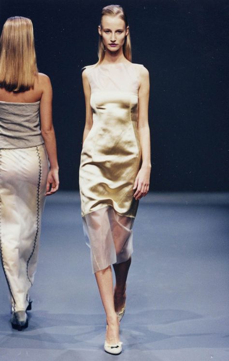 Prada SS 1998 Womenswear Prada 90s, Prada Archive, 1998 Fashion, 90s Prada, Prada Runway, Fashion Trends Summer, Prada Women, 90s Runway Fashion, Vintage Runway