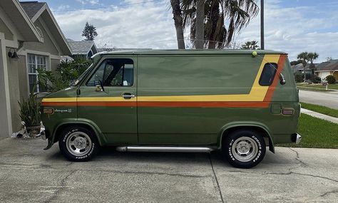 Van Exterior Paint Ideas, Diy Van Paint Job, Green Camper Van, 70s Camper, Vintage Camper Paint Jobs, Custom Painted Vans, Retro Van Paint Job, Hand Painted Vans, Boogie Van