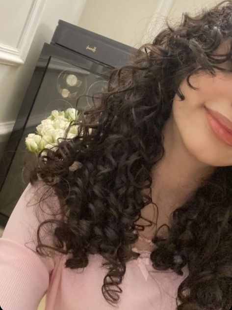 Pretty Hair Curly, Medium Curly Hair Aesthetic, Healthy Hair Aesthetic Curly, 2c Hair Aesthetic, Curly Hair Claim, 3b Hair Aesthetic, Vision Board Curly Hair, Pretty Curly Haired Girl, Curly Hair Care Aesthetic