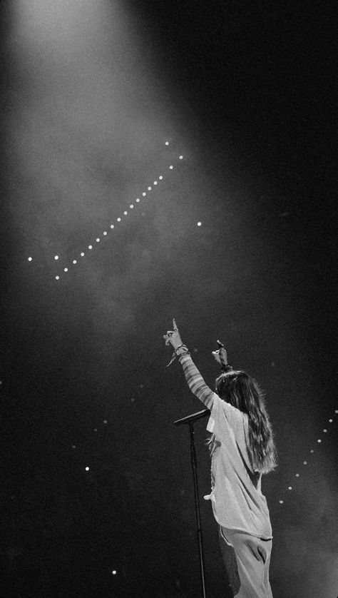 Worship Leading Aesthetic, Girl Worshipping God, Worship Band Aesthetic, Worship Aesthetic Photography, Woman Worshipping, Worship Leader Aesthetic, Church Girl Aesthetic, Worship Aesthetic, Worship Outfits