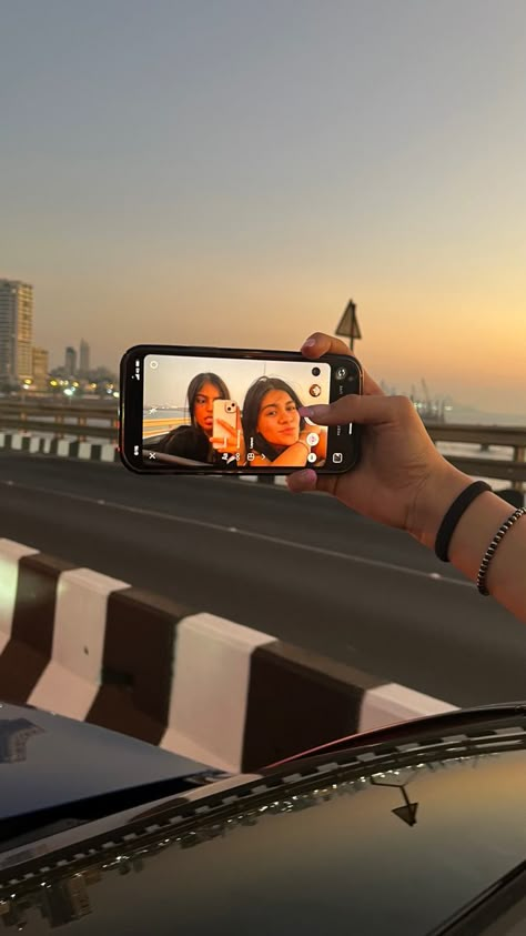 sunset aesthetic mirror selfie mumbai sealink Mumbai Photo Poses, Mumbai Photography Instagram, Aesthetic Instagram Stories With Friends, Besties Selfies Poses, Solo Aesthetic Pics, Instagram Story Ideas Friends, Friends Instagram Story, Mumbai Aesthetic, Group Picture Poses