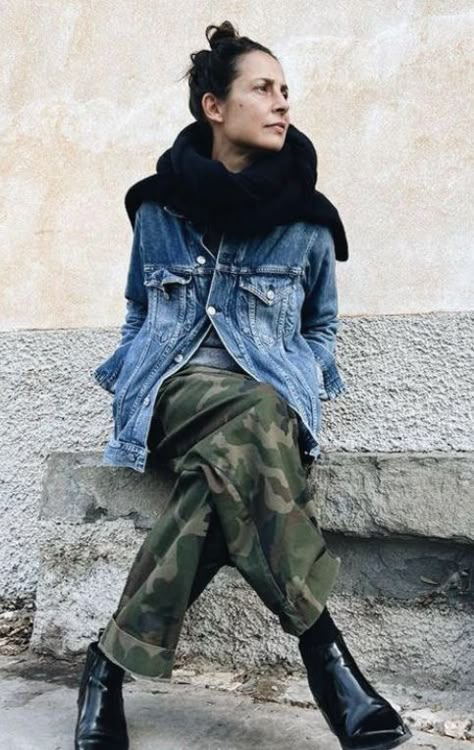 Camo Pants Outfit, Quoi Porter, Winter Fashion Trends, Casual Outfit Inspiration, Camo Fashion, 40 Fashion, Leather Outfits, Camo Pants, Military Style