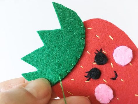 Make Felt Strawberry Magnets - Free Template & Labels < Craftidly Felt Strawberry, Fun Summer Crafts, Simple Template, Pink Cheeks, Free Labels, Thread Spools, Blanket Stitch, Black Thread, Printable Labels