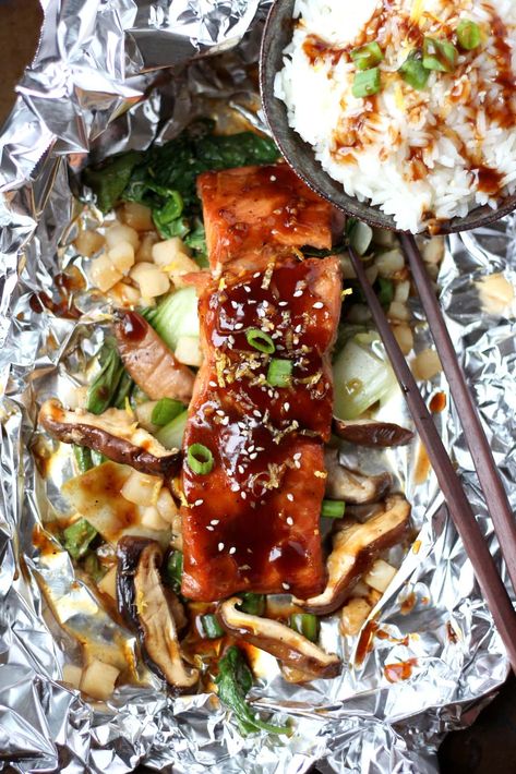 Papillote Recipes, Wooden Skillet, Whole30 Fish Recipes, Miso Salmon, Salmon In Foil, Shiitake Mushrooms, Healthy Fish, Healthy Food Motivation, Easy Weeknight Meals