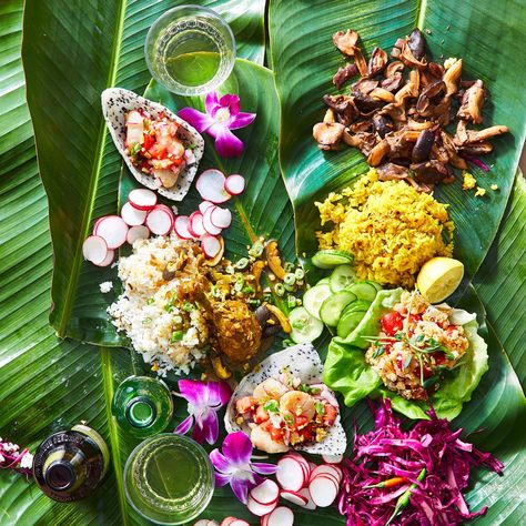 Kamayan Feast, Gata Recipe, Armenian Gata, Filipino Tradition, Pancit Recipe, Scallop Ceviche, Colourful Food, Food Feast, Table Spread