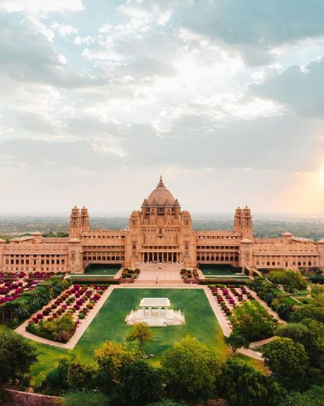 In the heart of Rajasthan, a realm where tales of chivalry and opulence intermingle, lies an architectural marvel that stands as a testament to the glorious past and an embodiment of regal splendor. Nestled within the enchanting cityscape of Jodhpur, the Umaid Bhawan Palace beckons travelers from across the world to partake in an experience […] The post You should travel to Umaid Bhawan Palace Jodhpur at least once in your lifetime! Here’s Why appeared first on Take One. Umaid Bhawan Palace, India Architecture, Revival Architecture, Indoor Ceremony, Small House Design Plans, Blue City, Luxury Spa, Lush Garden, Dream House Plans