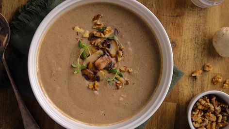 Mushroom and walnut soup Walnut Soup Recipes, Walnut Soup, Soup Party, Mushroom Soup Recipes, How To Cook Mushrooms, Fresh Recipes, Crusty Bread, Vegetable Stock, Mushroom Soup