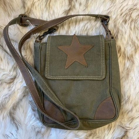 Star Crossbody Bag, Messager Bags Aesthetic, Bags Grunge, Grunge Bags, Star Bags, Messager Bag, Military Clothes, Crossbody Bag Outfit, Cool Bags